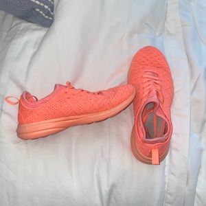 Size 7 APLs! Super cute color and comfortable!